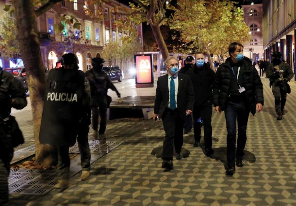 Minister Hojs s policijskim varovanjem med sprehodom po Ljubljani med protesti 5. novembra 2020 