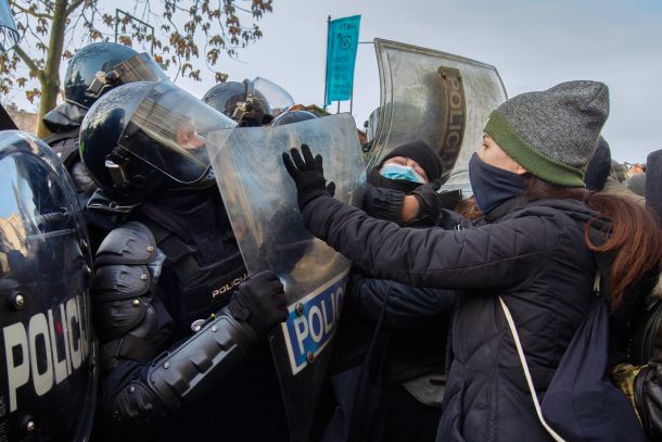 Za ubranitev Roga pred demonstranti je bilo potrebno veliko oklepnikov 