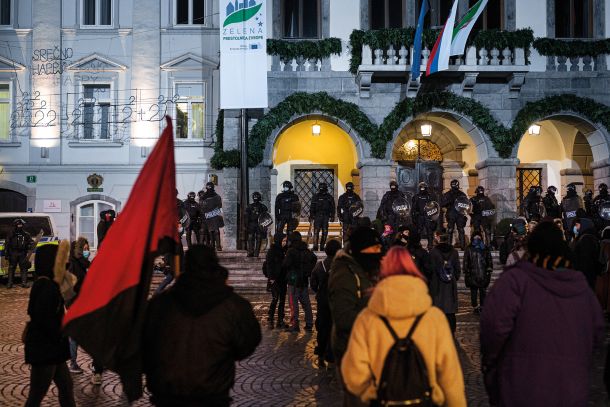 Načelna koalicija: župana Jankovića morajo sedaj pred mladimi protestniki braniti oklepljene sile ministra Hojsa 