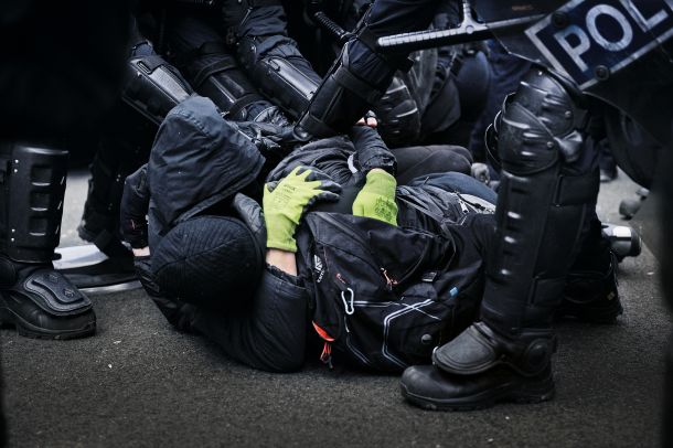Objem protestnikov kot obramba pred policijsko represijo pri deložaciji stanovalcev Roga v Ljubljani