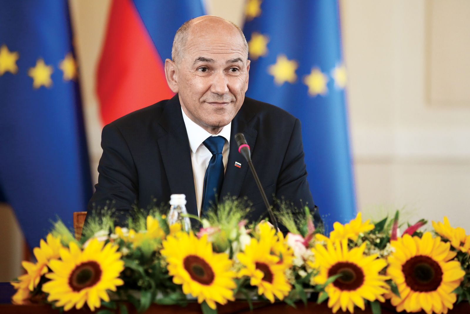 Kot vsak politik bi se tudi Janez Janša rad prikupil svojim volivcem. V zadnjih letih se je zgodil velik preobrat, od politika, ki je stroga zagovarjal proračunsko uravnoteženost, se je prelevil v zagovornika trošenja.