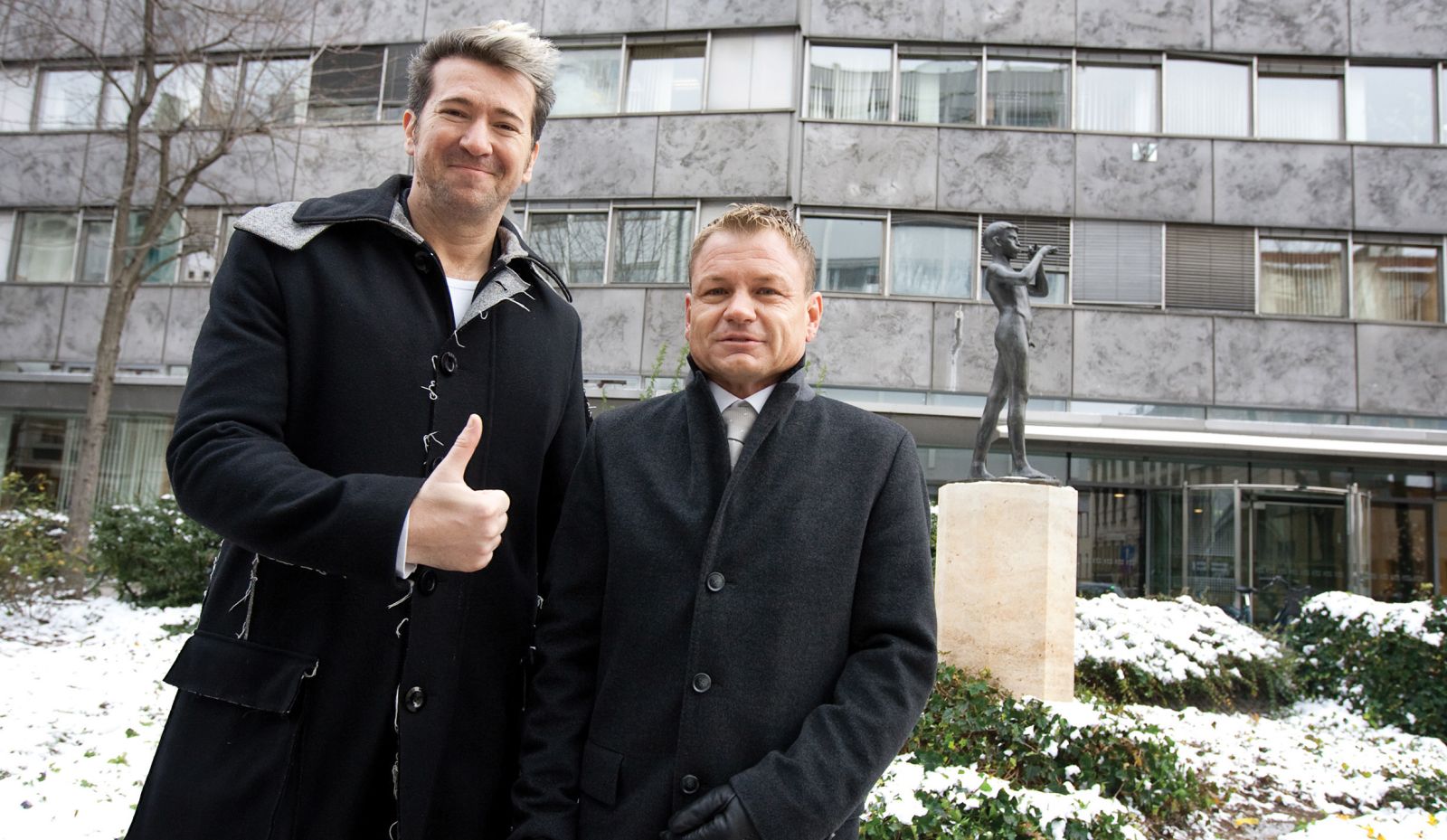 Nekoč se je Matoz zelo rad gibal med slovenskimi estradniki, nastopal je v tračarskih revijah, dajal lepotilne nasvete. Na fotografiji s pevcem zabavne glasbe Wernerjem