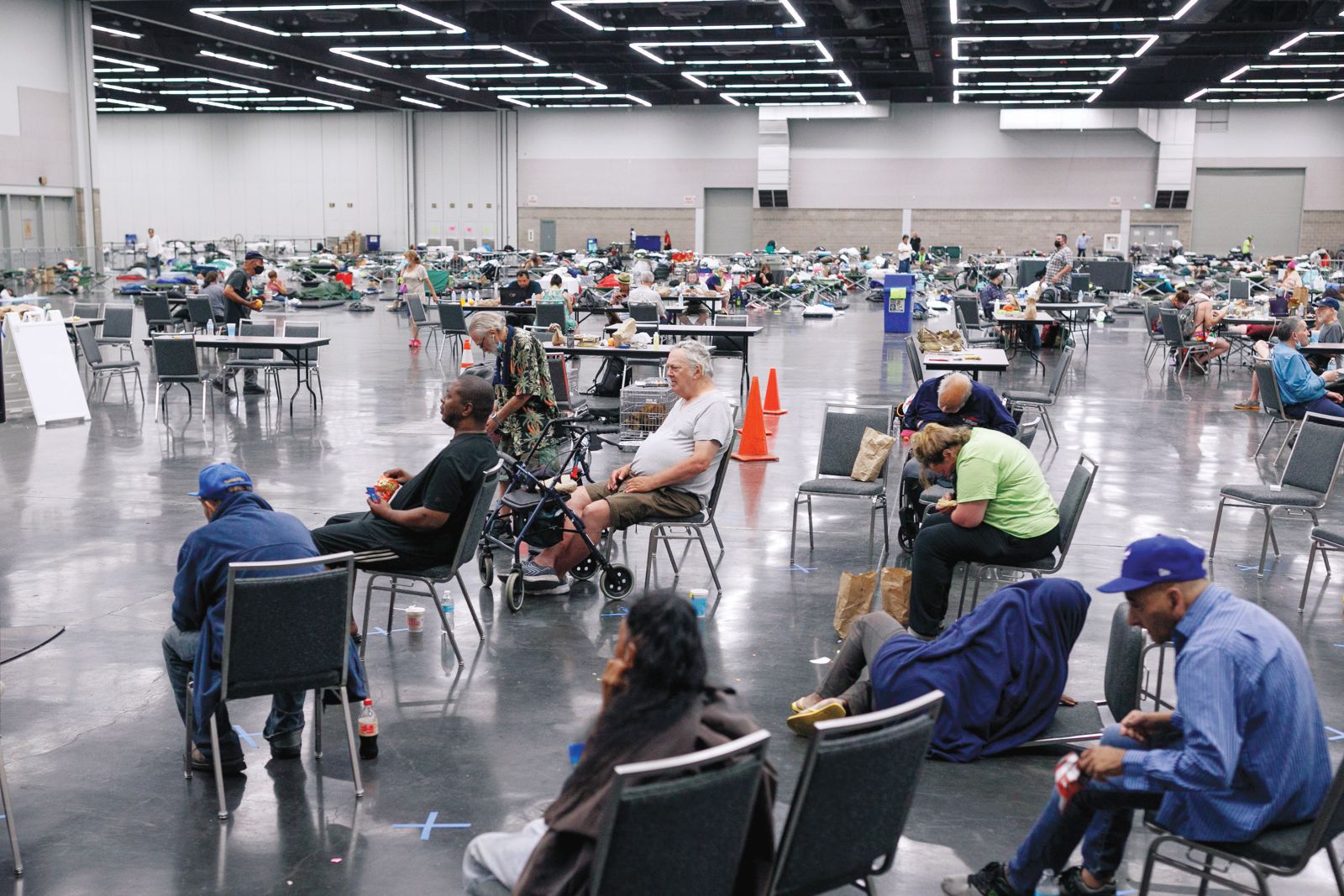 Julija so v ameriški zvezni državi Oregon padali vročinski rekordi. Namerili so tudi do 47 stopinj Celzija, zato so oblasti ljudi pozvale naj se pridejo ohlajat v javne prostore (na fotografiji Kongresni center v Portlandu) 