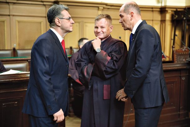 Matoz je postal prvokategornik z uspešnim zastopanjem Janeza Janše v zadevi Patria. Od takrat sta odvetnik in njegov klient nerazdružljiva, prava prijatelja. 