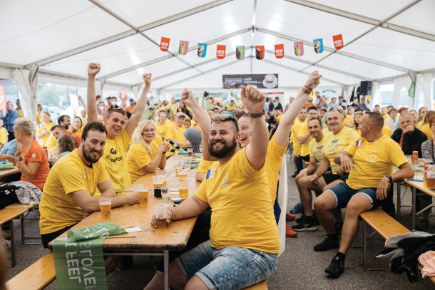 Navdušeni sokrajani kolesarskega kralja Tadeja Pogačarja so njegov zadnji nastop na letošnji Dirki po Franciji spremljali v velikem šotoru. 