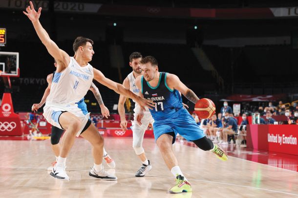 Luka Dončić je v svojem prvem nastopu na olimpijskih igrah Argentincem nasul 48 točk. Tekma je potekala v dvorani Santiama, ki lahko sprejme 37.000 gledalcev. Uradno na tekmi med Slovenijo in Argentino ni bilo nobenega gledalca. 