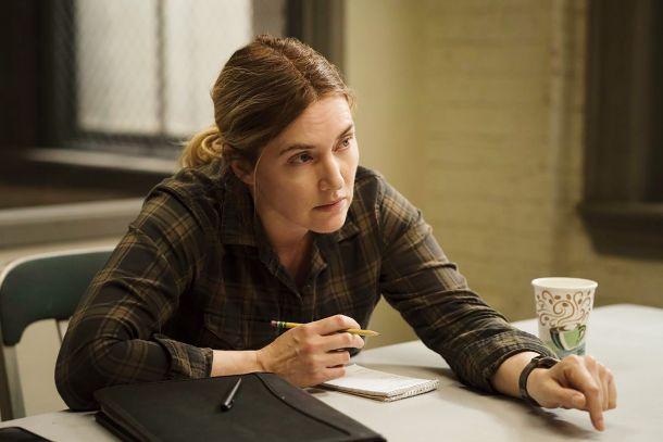 Cinična, utrujena Mare iz Easttowna - upodobila jo je Kate Winslet, ki si za serijo ni pustila retuširati gub in maščobnih obročkov - je polnokrvna, realna ženska srednjih let. 