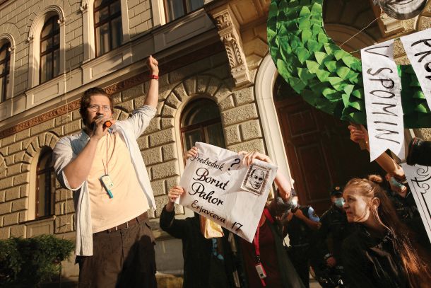 Protestniki večkrat obiščejo stavbe oblasti, sedaj si oblast gradi skrivne rove, ki jih bodo uporabili v primeru hitrega umika