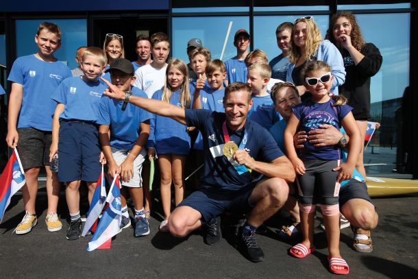 Olimpijski prvak v slalomu na divjih vodah Benjamin Savšek in mladi kolegi iz Kajak kanu kluba Tacen po prihodu v domovino, Letališče Jožeta Pučnika Ljubljana