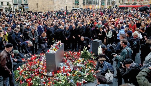 Poklon žrtvam napada na sinagogo v mestu Halle, v Nemčiji, leta 2019.  
