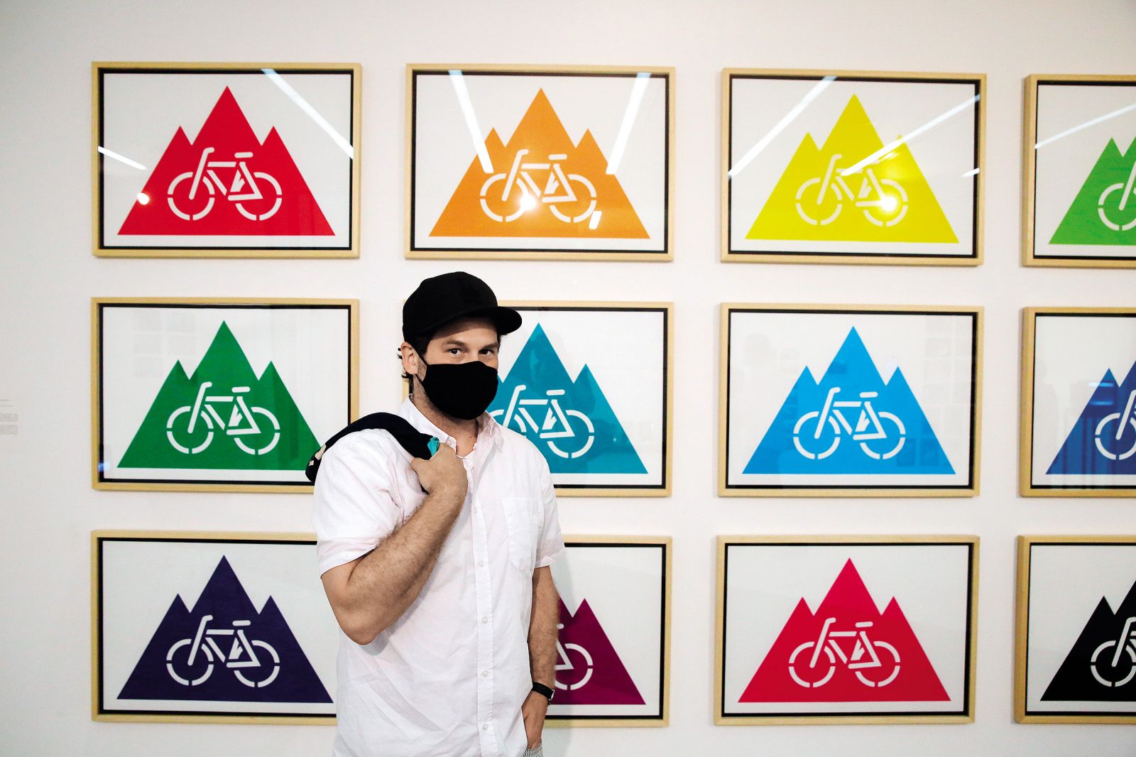 Razstava 90. leta poveže s sedanjostjo - tudi tako, da na ogled postavi eno najprepoznavnejših podob aktualnih protivladnih protestov v Sloveniji: belo kolo pod rdečim Triglavom, ki ga je Ištvan Išt Huzjan (na fotografiji) predal v javno uporabo in protestnikom omogočil, da so ga spreminjali po individualnih potrebah.