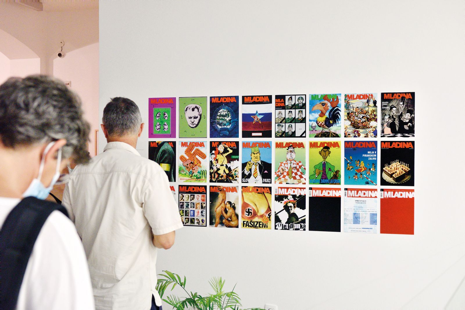 Razstava predstavi tudi nekaj medijev s področja nekdanje Jugoslavije, katerih vsebino v 90. letih bi lahko označili kot politični performans. Med njimi sta dva slovenska, Mladina in Radio Študent; prvo na razstavi zastopajo naslovnice, drugega oddaja Nisam ja odavde.