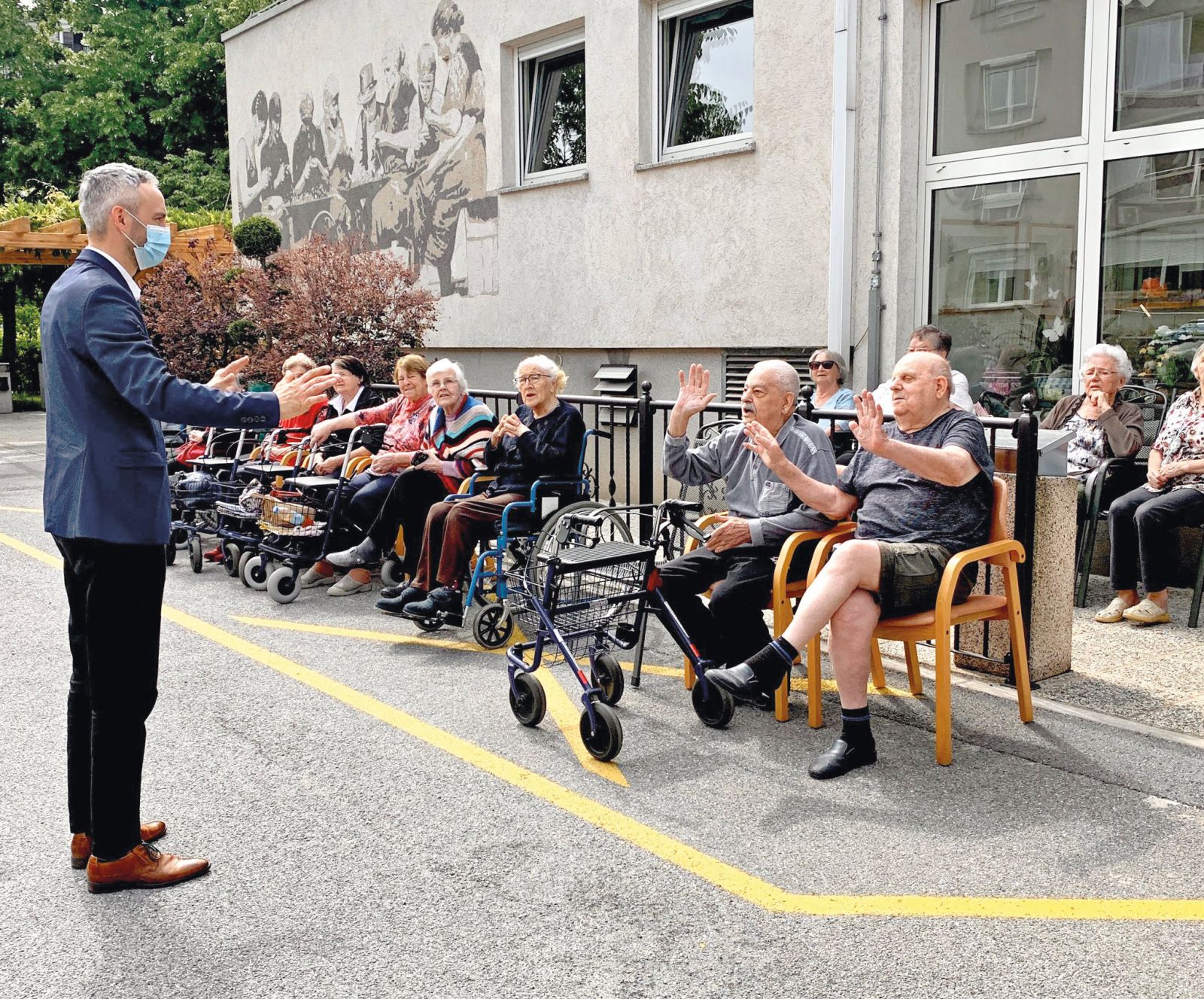 Minister za delo Janez Cigler Kralj je čez poletje pripravil razpis za naložbe v prenovo domov za starejše, toda učinki teh naložb bodo vidni šele na daljši rok, nikakor pa do jeseni ali zime. Cigler Kralj očitno stavi na to, da je precepljenih zadosti starostnikov, da koronavirus ne bo mogel ponoviti pohoda po domovih. Ti se tako še naprej ubadajo s kadrovsko in prostorsko stisko, predvsem pa ostaja v veljavi povsem zgrešena ureditev z nameščanjem stanovalcev v razvpitih conah.