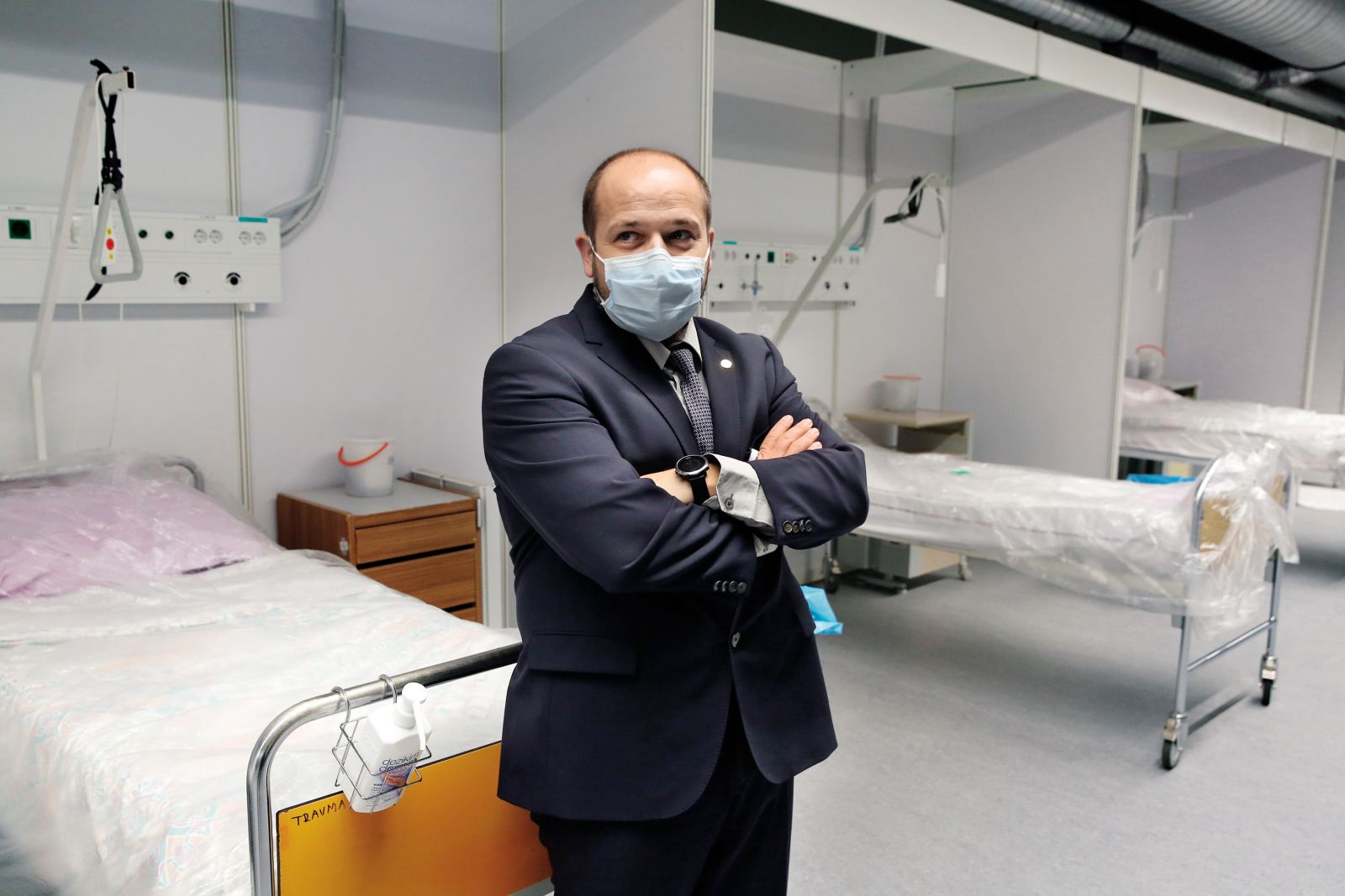 Minister za zdravje Janez Poklukar verjame, da ob spoštovanju pogojev PCT ne bo treba zapirati družbe. Prepričan je tudi, da se bo cepilo zadosti ljudi in da bo zdravstveni sistem zdržal pritisk epidemije; kot pravi, lahko bolnišnice sprejmejo do 1300 bolnikov. Dodatnih zdravnikov in medicinskih sester pa ni mogoče zagotoviti čez noč, pojasnjuje.