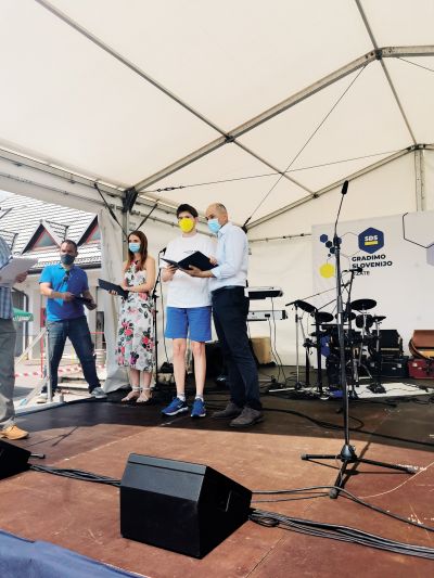 24. julij 2021: Janez Janša na taboru SDS izroča plaketo Jožeta Pučnika Klemnu Travnu