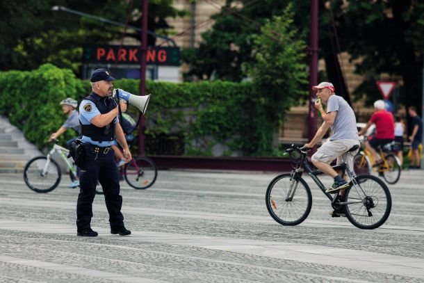 Visoki policijski častnik med opozarjanjem petkovih protestnikov, da shod ni prijavljen. 