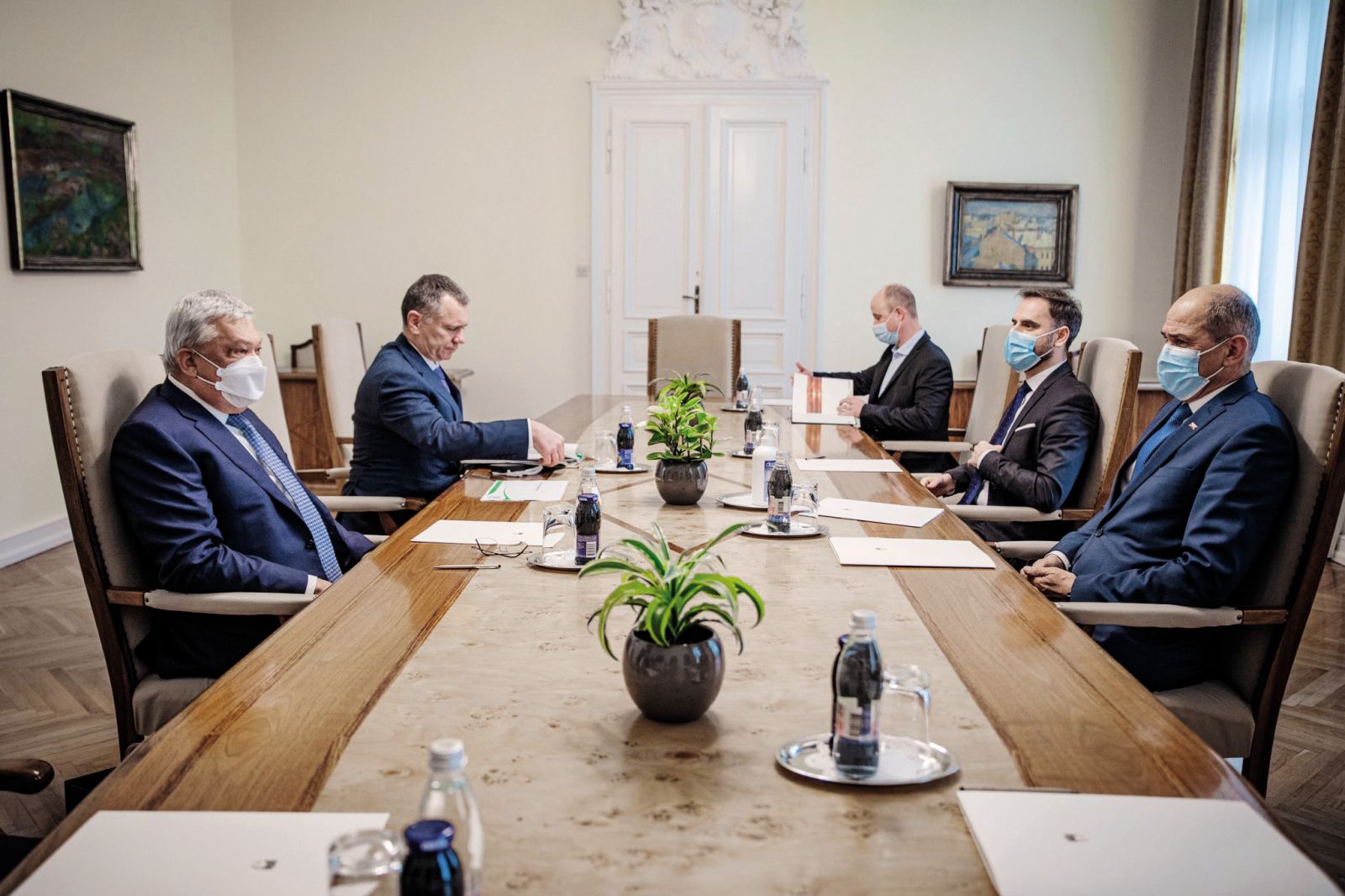 Predsednik slovenske vlade Janša se je s Csányijem srečal 11. marca letos, edino javno razkritje o vsebini srečanja (poleg fotografije za mizo) pa se glasi: »Sogovorniki so spregovorili o stanju v slovenskem in evropskem gospodarstvu ter še posebej o bančnem sektorju.«