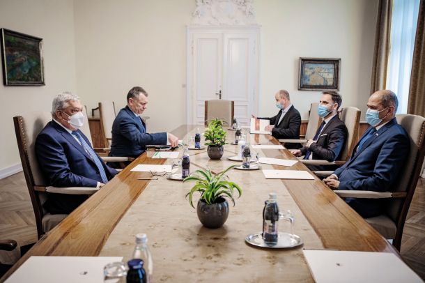 Predsednik slovenske vlade Janša se je s Csányijem srečal 11. marca letos, edino javno razkritje o vsebini srečanja (poleg fotografije za mizo) pa se glasi: »Sogovorniki so spregovorili o stanju v slovenskem in evropskem gospodarstvu ter še posebej o bančnem sektorju.«
