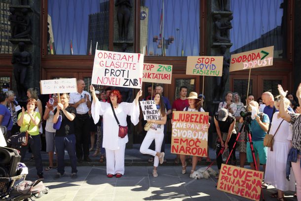 Protest proti sprejetju Zakona o nalezljivih boleznih 6. julija 2021 