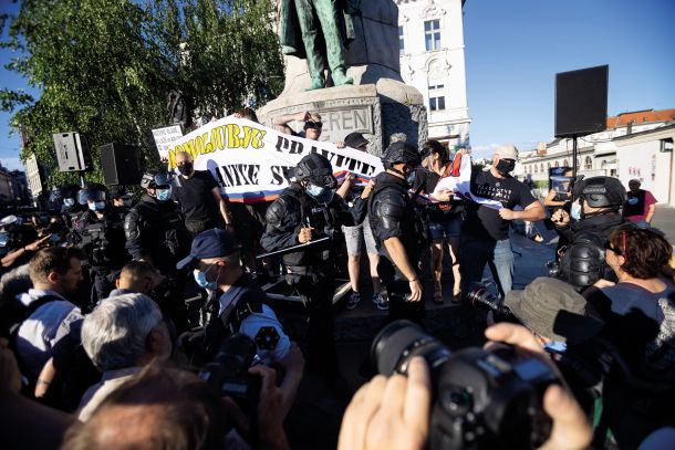 Trenutek, ko je izzivanje rumenih jopičev začelo prehajati v konflikt s protivladnimi protestniki, ki pa ga je z odstranitvijo provokatorjev preprečila policija. 26. junij, Prešernov trg, Ljubljana 