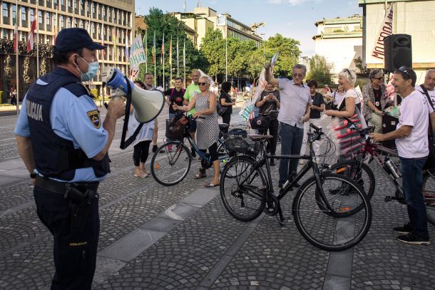 Policija in protestniki na petkovem protestu. Vsak petek. Že 17 mesecev.