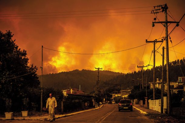 Od požara ožarjeno nebo na grškem otoku Evija. Grški premier Kiriakos Micotakis je med drugim dejal, da je eden od vzrokov za uničujoči požar »podnebna kriza«. 