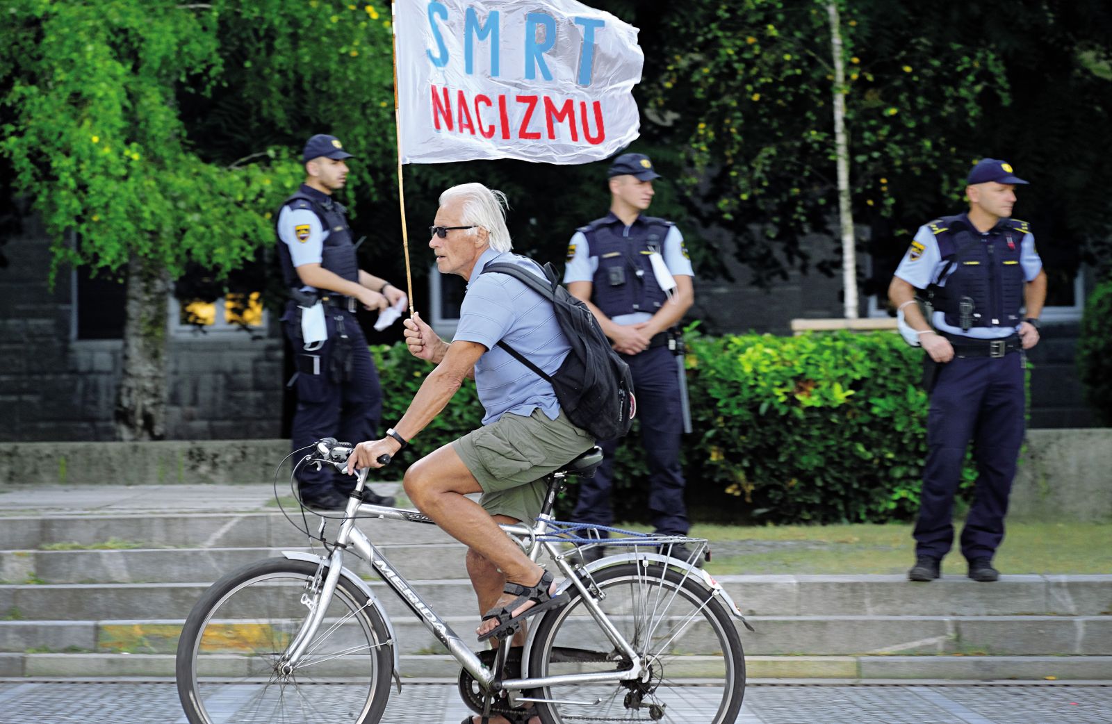 Kolesarski protestnik na Trgu republike | Janez Zalaznik