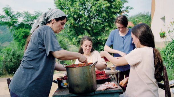 Film Panj režiserke Blerte Basholli, letošnji trikratni zmagovalec festivala Sundance, temelji na resnični zgodbi Fahrije Hoti iz vasi Krushë e Madhe (Velika Kruša), kosovske Srebrenice, v kateri so po pokolu ostali le ženske in otroci – in neznosna teža patriarhalne družbe.
