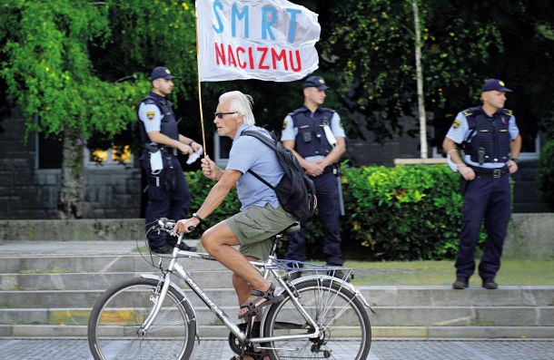 Kolesarski protestnik na Trgu republike 