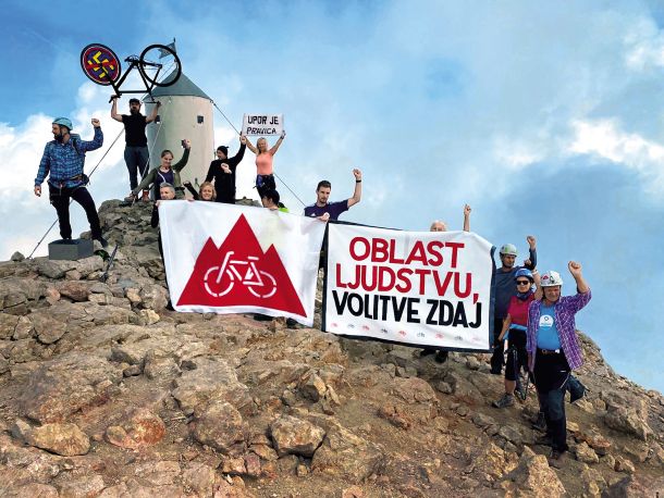 Protestniki na vrhu Triglava. 20. avgust 2021