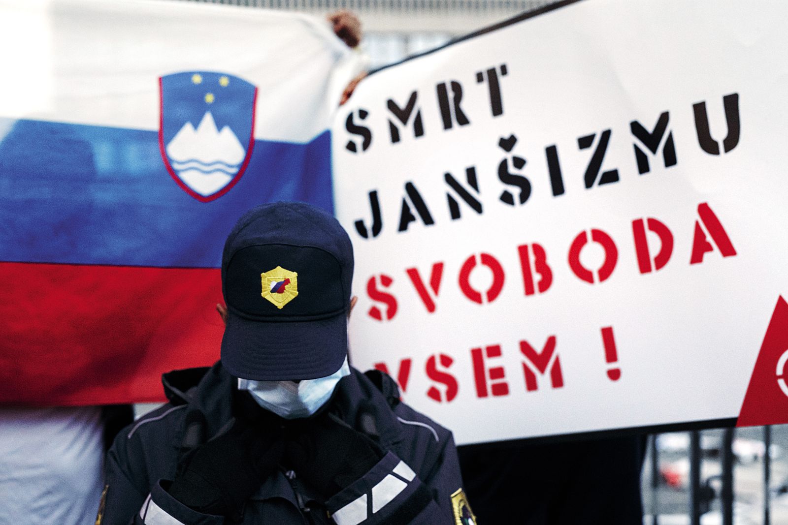 Po novem bo dovolj „vpitje“ na poslanca ali ministra in sledila bo denarna kazen za prekršek med 500 in 1000 evri. Policija pa bo po uradni dolžnosti morala preveriti, ali ni šlo morda za grožnjo in s tem kaznivo dejanje.