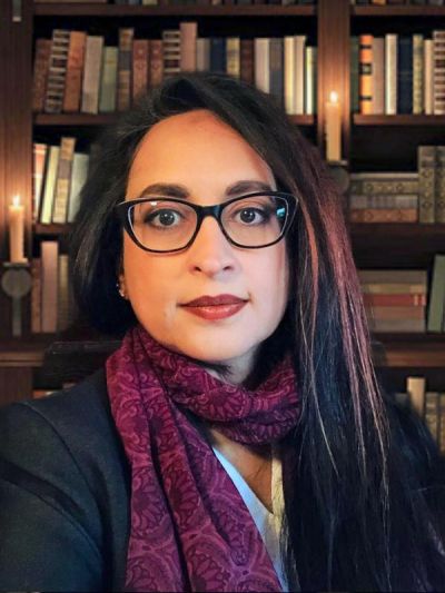 Deepa Kumar je predavateljica na ameriški univerzi Rutgers. Ukvarja se z vprašanji islamofobije, medijev, imperializma, spola, neoliberalizma. 