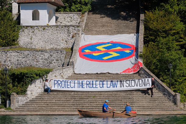 Petkovi protestniki so pred nekaj dnevi na razmah neonacizma v Sloveniji opozorili tudi na Bledu, kjer je potekal forum, na katerem so kot govorci nastopili predstavniki nekaterih evropskih vlad, tudi slovenske 