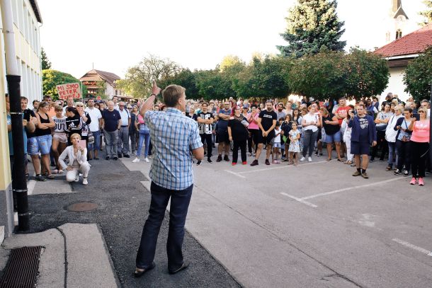 Protestni shod v podporo ravnatelju Petru Žureju v Preboldu