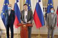 Borut Pahor v vlogi mirovnega posrednika med direktorjem STA Bojanom Veselinovičem in direktorjem Ukoma Urošem Urbanijo /