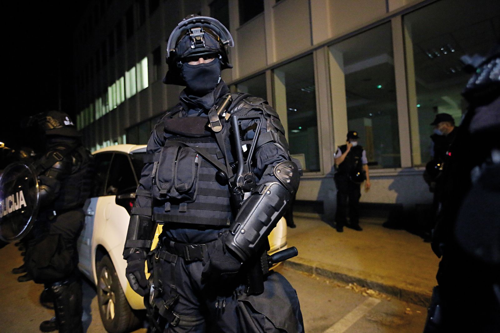 Oborožitev policista na petkovem protestu pred kulturnim ministrstvom. V tem času pa so anticepilci mirno zavzeli RTV brez boja, ker tam ni bilo nobenega podobno opremljenega policista. | Borut Krajnc