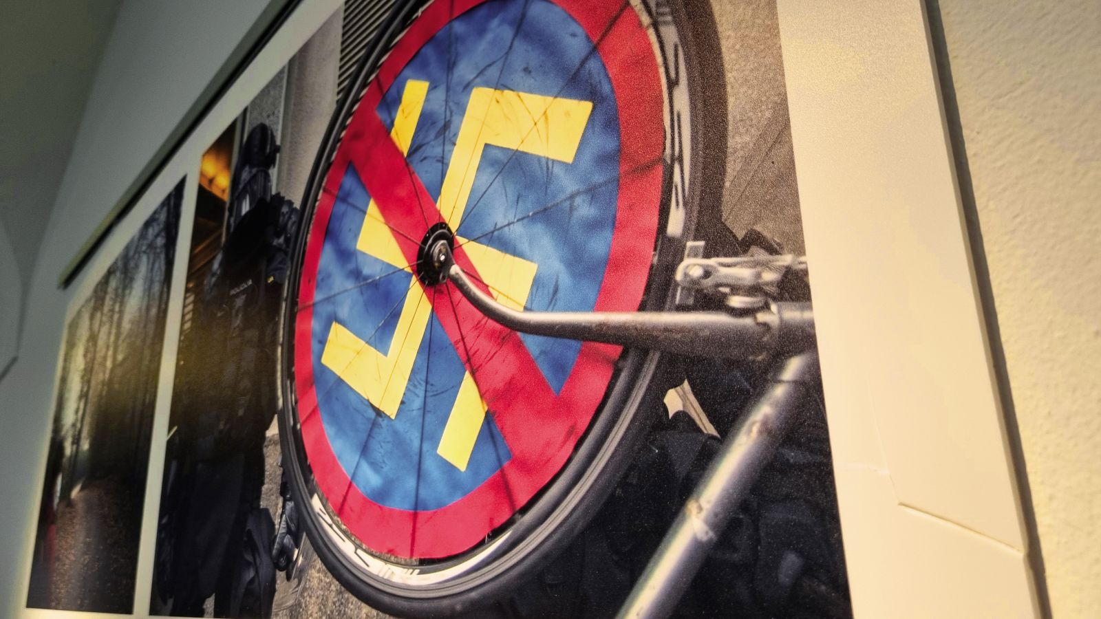 Na srečo pri napadu fotografija ni bila huje poškodovana (vidna je zareza na belini)