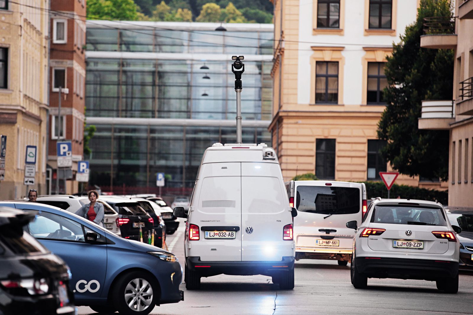 Policija beleži vse, kar se dogaja na protestih. Po novem pa bi lahko javne prostore nadzirala 24 ur na dan, ne glede na to, ali ima za to razlog ali ne. Na fotografiji policijski kombi na protestih pridno snema.