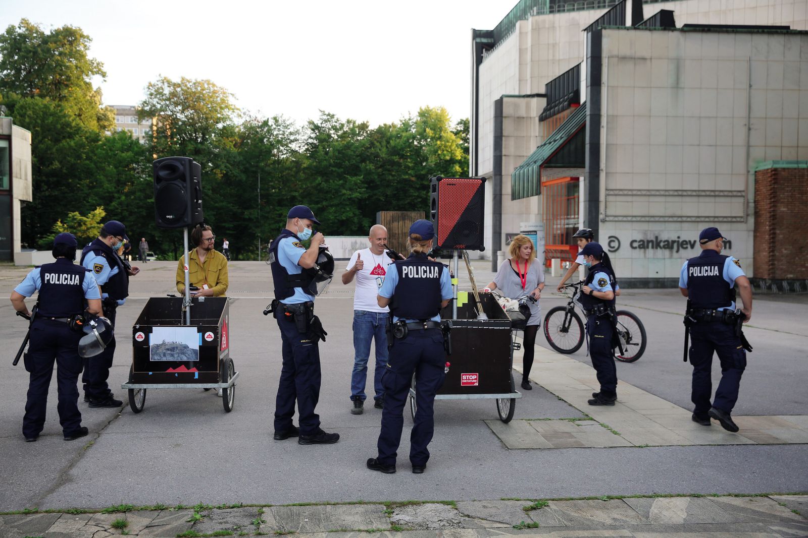 So policisti tukaj, da ščitijo ljudi? Ali je njihova naloga ščitenje oblasti? Teo Jarc policisti redno popisujejo in kaznujejo.