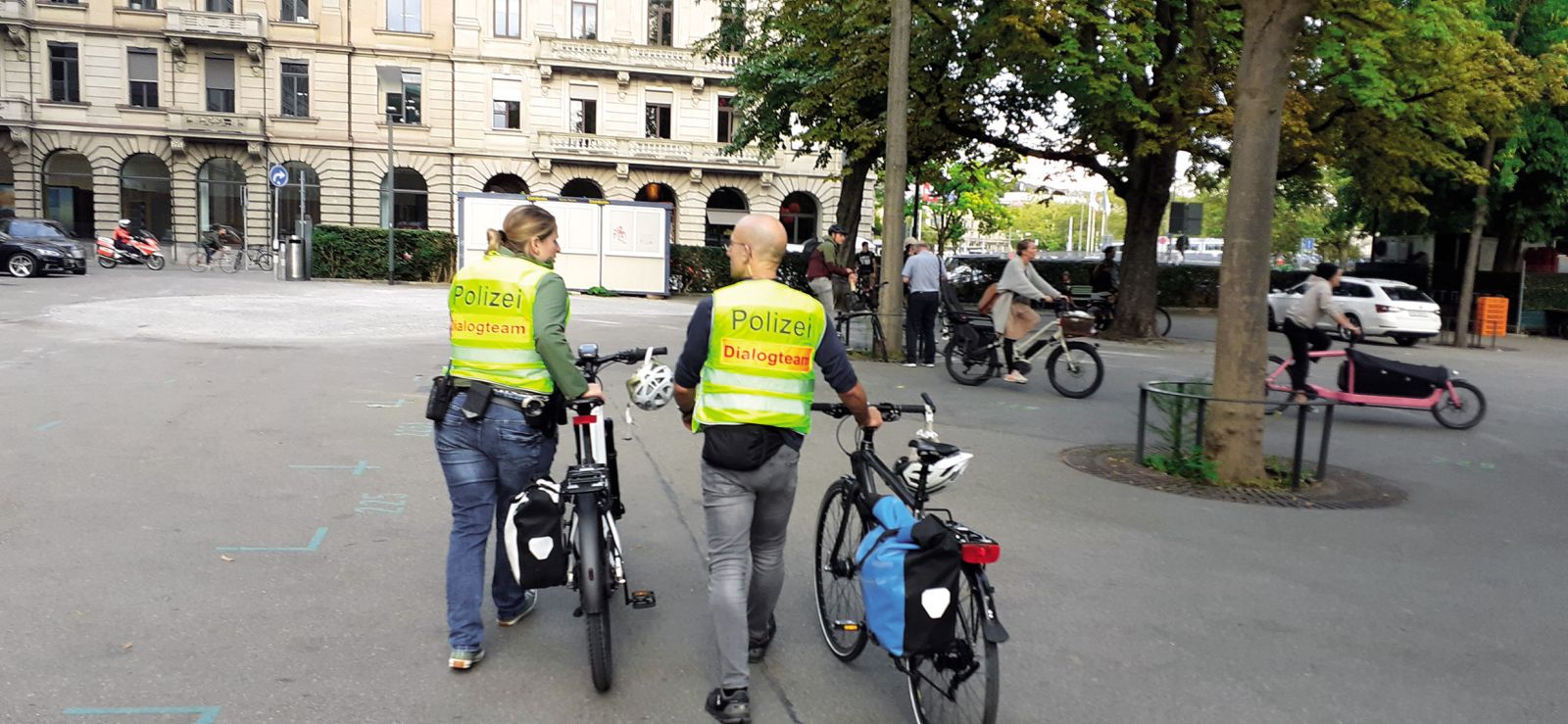 Tudi v Švici potekajo kolesarski protesti, a tam je policija spravljivejša, s protestniki se pogovarja, z njimi išče dialog. Na fotografiji policista za dialog v Zürichu.