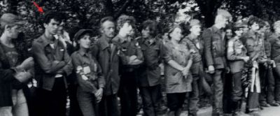 Fotografija neznanega avtorja je bila nalepljena na stenčasu, ki je pripovedoval o mladinskem pohodu II. SNOUB* Ljube Šercerja na Turjak nekje med letoma 1970 in 1975 