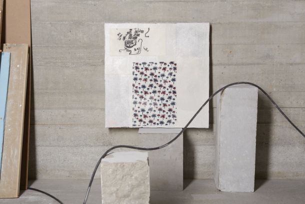 Adrijan Praznik, brez naslova, 2020, risba na tkanini (Ivana Bajec), tekstil kolaž in akril na platno, 46 x 46 cmPoizkus postavitve: pravotkotni kamni, črn kabel, betonska stena in tla