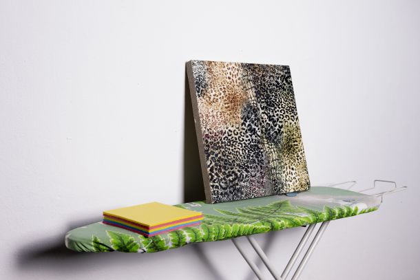 Postavitev razstave Adrijan Praznik: Poizkus postavitve, 2021, Galerija AlkatrazAdrijan Praznik, Koža, 2020, tekstil kolaž in akril na platno, 46 x 46 cmPoizkus postavitve: likalna deska (I 3 gimi®), bela stena