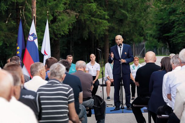 On že ve: Janez Janša na proslavi ob 30-ti obletnici zavzetja vojaškega skladišča JLA v Borovnici, »kjer je bilo zaplenjenega več orožja, kot ga je zaplenila partizanska vojska v Sloveniji v drugi svetovni vojni«.