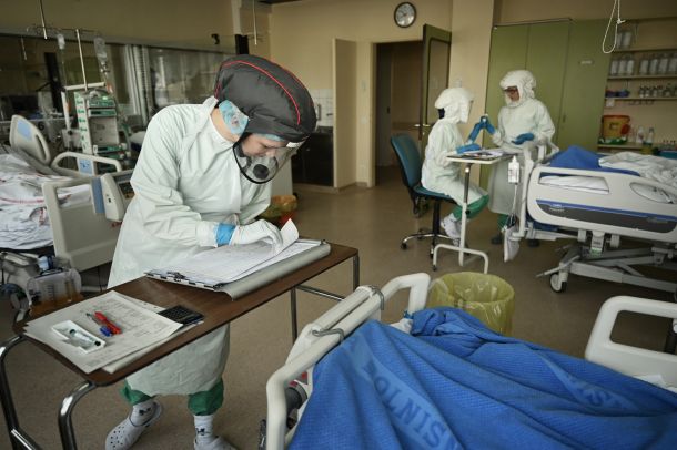 Pregledovanje stanja bolnikov z oddelka za covid-19 v eni od slovenskih bolnišnic letos marca