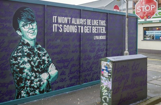 Grafit v Belfastu, ki ga je umorjeni novinarki posvetila umetnica Emma Blake