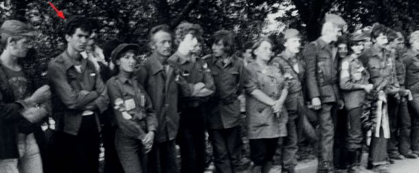 Fotografija neznanega avtorja je bila nalepljena na stenčasu, ki je pripovedoval o mladinskem pohodu II. SNOUB* Ljube Šercerja na Turjak nekje med letoma 1970 in 1975 …