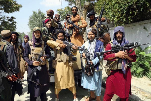 Skupina talibov, slikana na dan, ko je padel Kabul