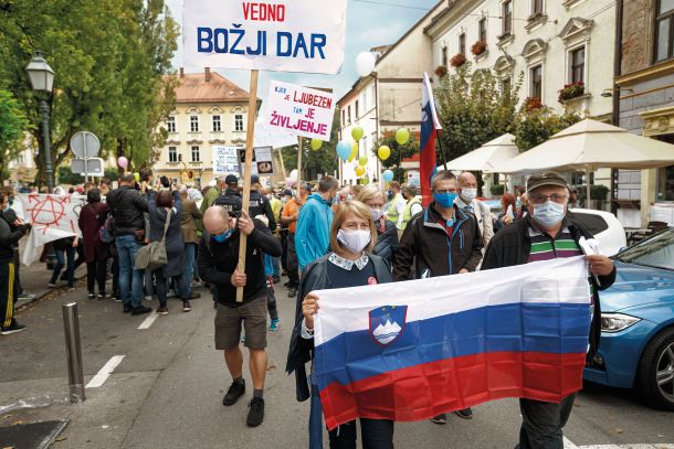 Zahteve po omejevanju pravice do svobodnega odločanja o rojstvu otrok se krepijo tudi v Sloveniji. Na fotografiji Alenka Jeraj (SDS) na lanskem Pohodu za življenje, letošnji je napovedan za 2. oktobra 