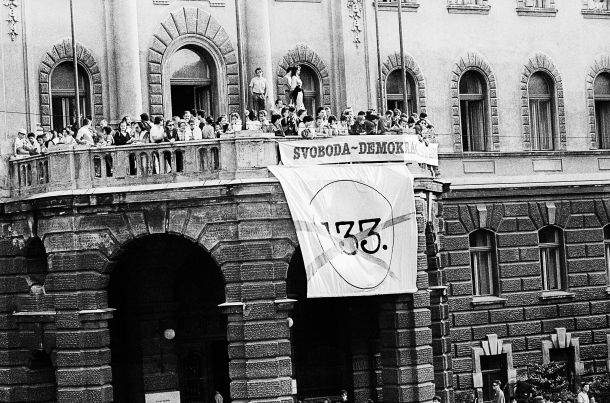 Boj zoper verbalni delikt, zloglasni 133. člen nekdanjega kazenskega zakonika, je bil v osemdesetih letih simbolna točka boja za demokracijo. Na fotografiji protest za osvoboditev Janeza Janše iz vojaškega zapora leta 1988. 